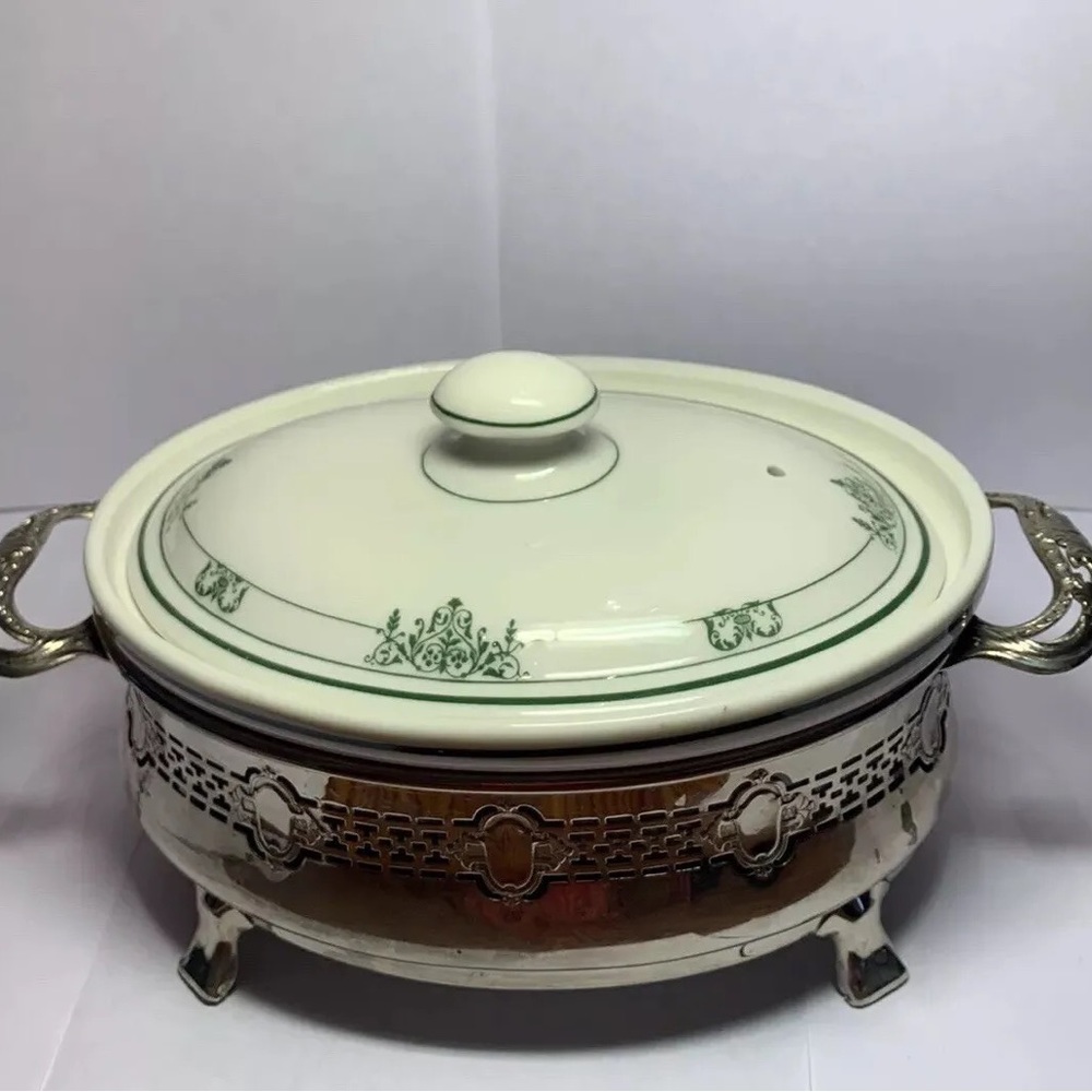 Kook casserole dish with lid and stand